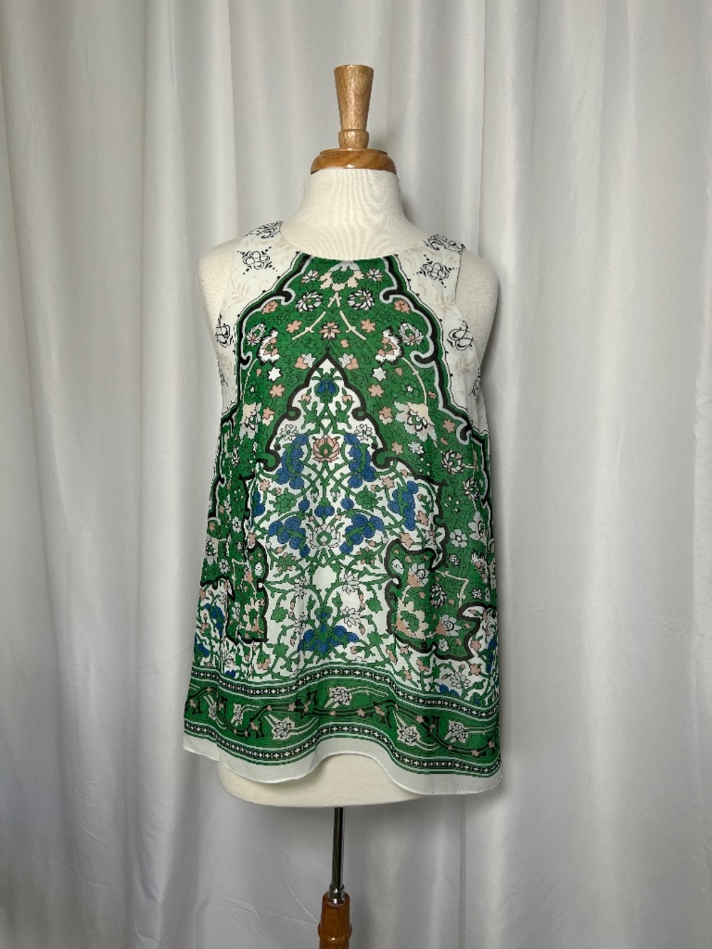 MAX STUDIO GREEN AND WHITE FLORAL SLEEVELESS BLOUSE - SIZE MEDIUM